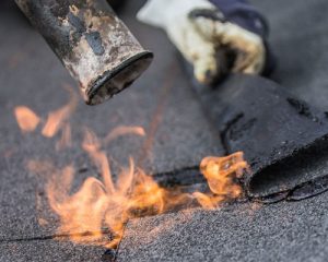 bitumen dakbedekking branden